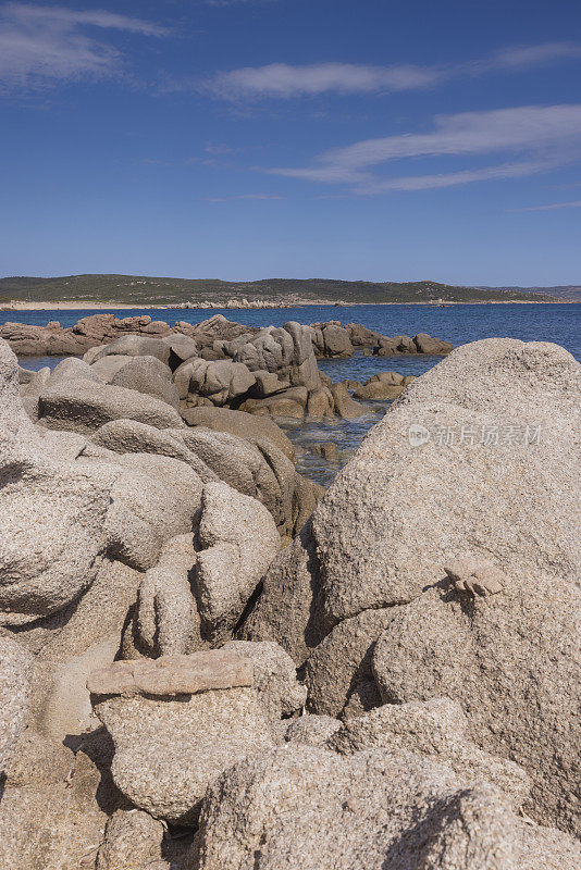 科西嘉岛Bonifacio附近的Plage de San Giovani岩石海岸线